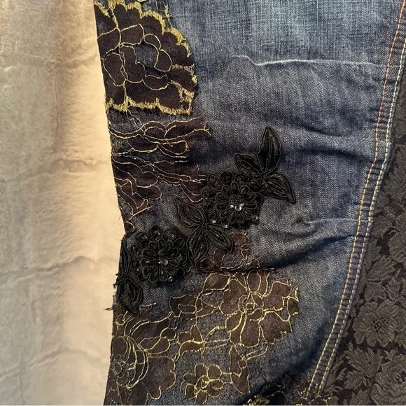 ❣️SOLD ❣️BEBE Lace Appliqué Long Gusset True Indigo Denim Skirt. Size 26. 40”L - Picture 16 of 17